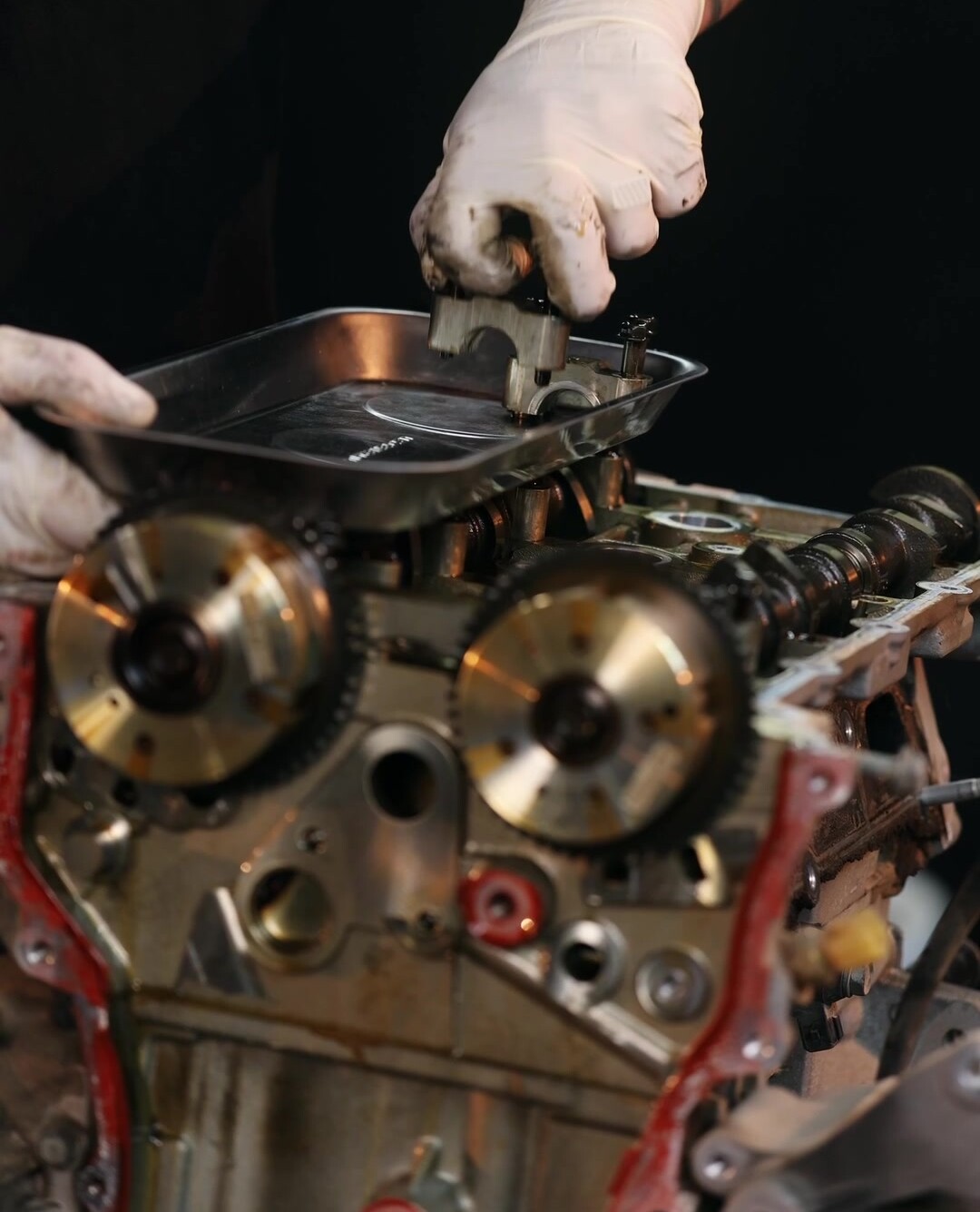 Primer plano de los engranajes de distribución durante la reconstrucción de un motor en el taller de Service99.
